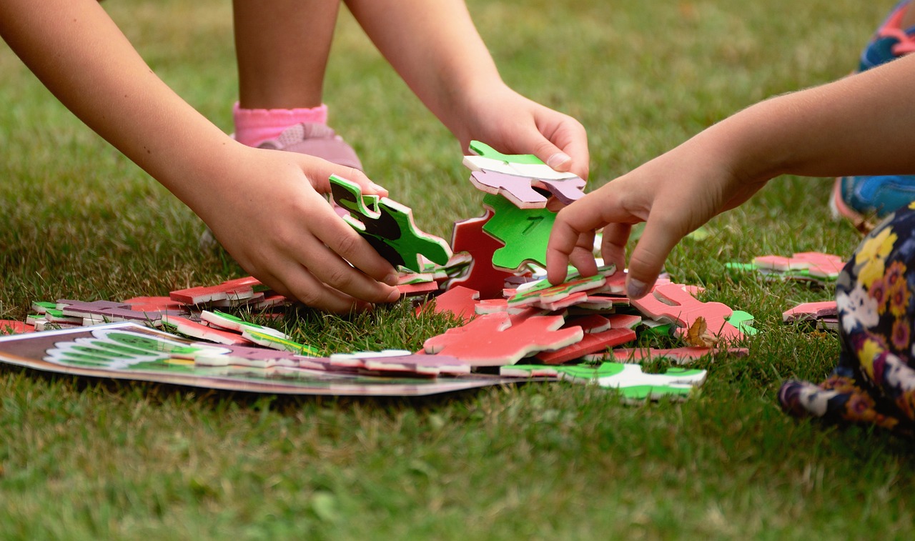 Kinder puzzlen